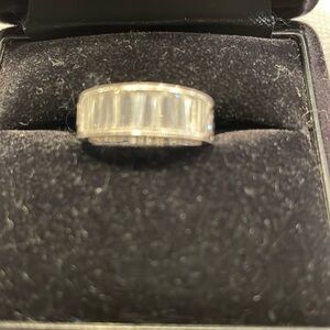 18K white gold diamond ring